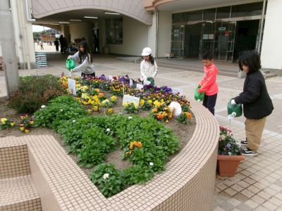 三苫小学校 水やり写真