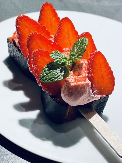 販売商品の一例（あまおうづくしのバスクケーキ）