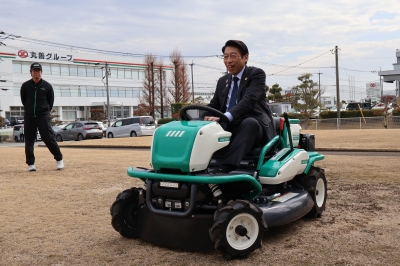 乗車体験をする様子