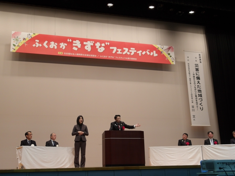 あいさつする知事２