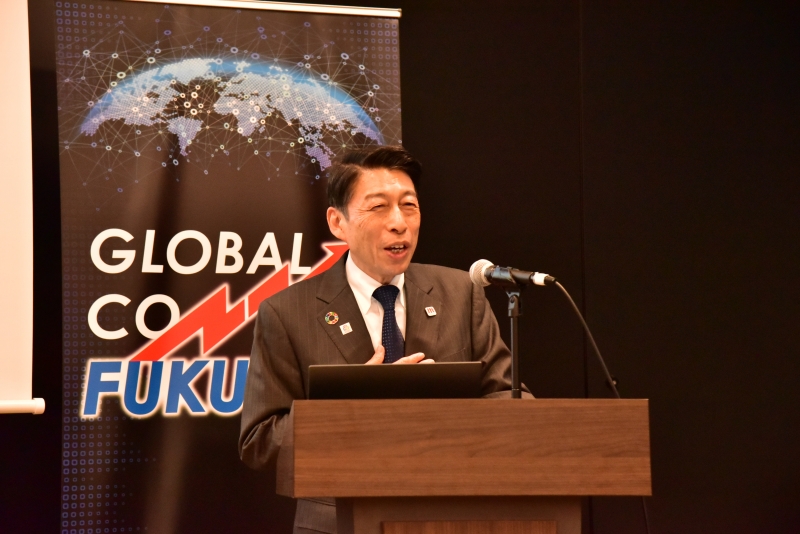 あいさつする知事