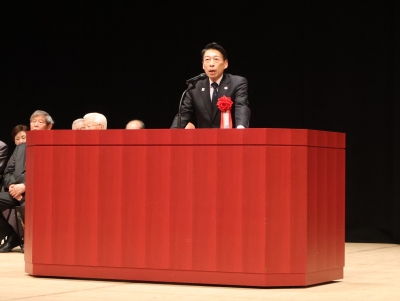 あいさつする知事