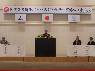 あいさつする知事