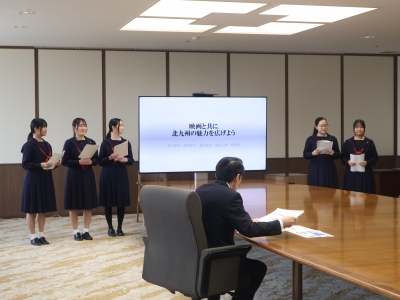 西南女学院高等学校生徒による発表の様子