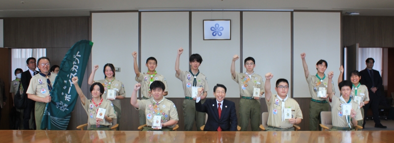 受章した皆さんと知事