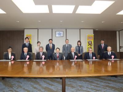 （写真）被表彰団体の代表者、県議の皆さまと