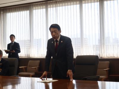 （写真）受賞者の皆さまにあいさつする知事