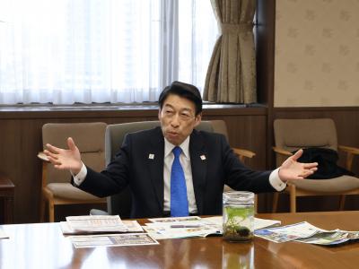 あいさつする知事