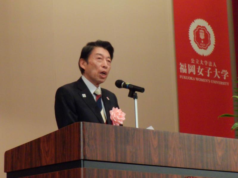 (写真)あいさつする知事