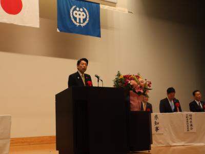 （写真）あいさつする知事