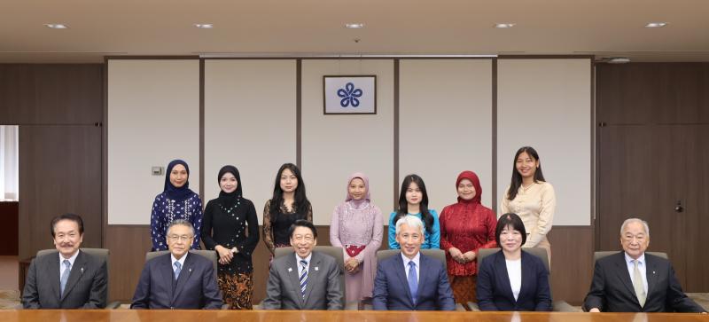 (写真)訪問された皆さんと