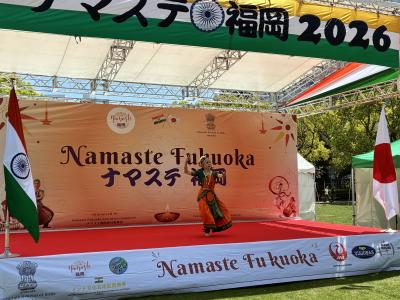 インド古典舞踊の披露の写真