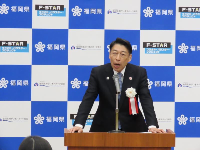 あいさつする知事