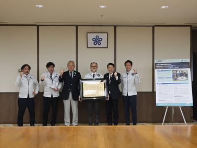 （写真左から）伊藤 慎二 オガワ機工株式会社取締役副社長、梅田 昌弘 株式会社ウメダ代表取締役社長、藏内 勇夫県議会議長、當房 睦仁 株式会社睦美化成代表取締役社長、知事、馬場 勝大 アイアント工業代表