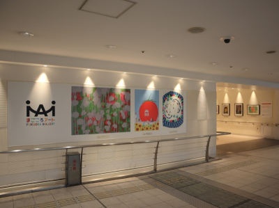 きらめき通り地下通路の「まごころアート」展示スペース