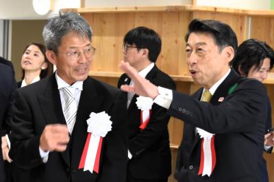 （写真）校内見学で校長から説明を受ける知事の画像