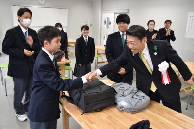 （写真）校内見学時に生徒と交流する知事の画像