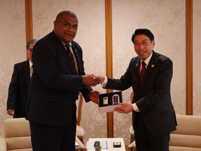 駐日フィジー共和国次期大使に記念品を贈呈する服部知事。