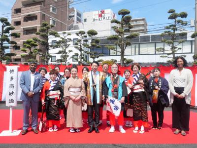 博多高砂連の皆さん、ラムクマール総領事、パーキンス首席領事と