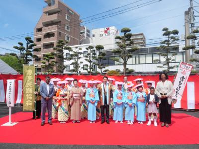 博多民踊協会どんたく隊の皆さん、ラムクマール総領事、パーキンス首席領事と