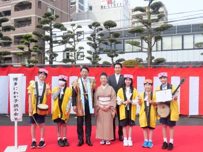 博多にわか子供の会の皆さん、李領事と