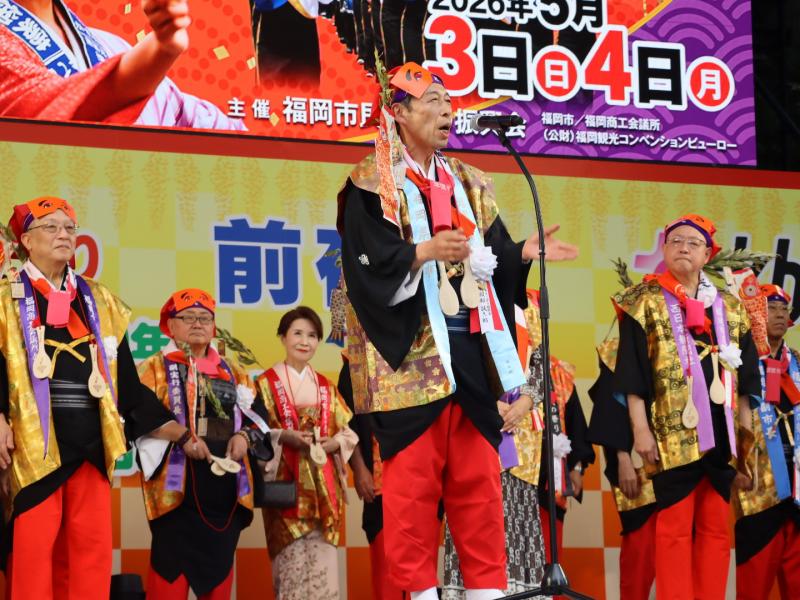あいさつをする知事