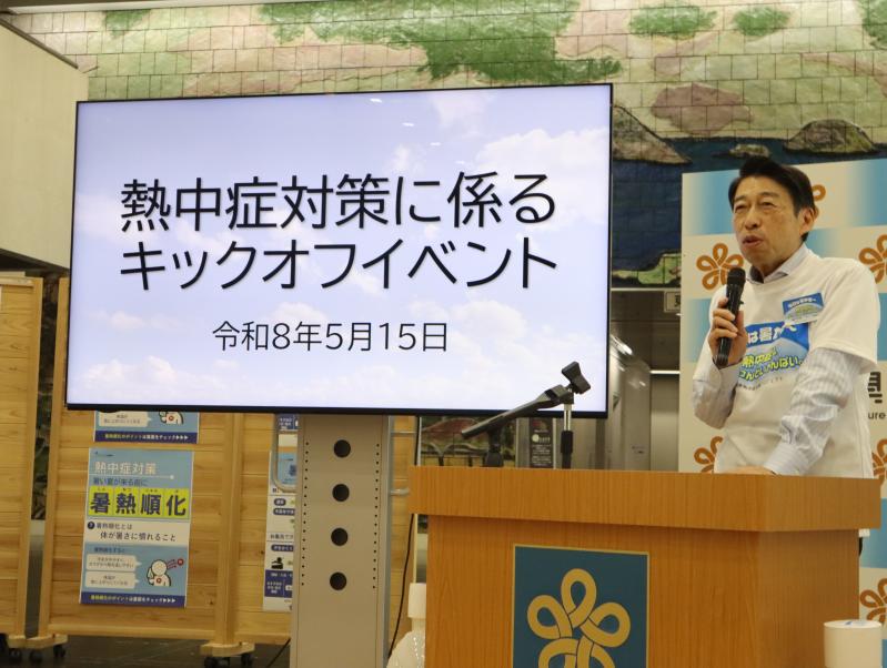あいさつする知事
