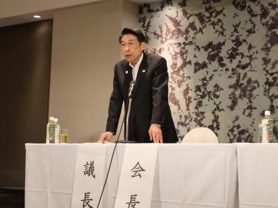 あいさつする知事