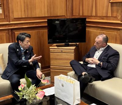 (写真)服部知事がグリーンハワイ州知事と会談する様子