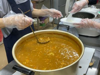 こども食堂カレーをとりわける様子
