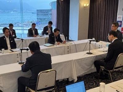理事会で発言する服部知事