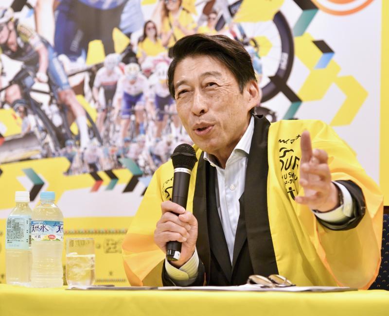 あいさつをする知事