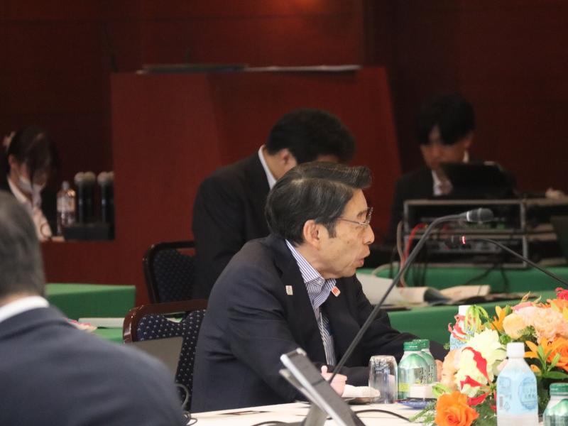 会議で発言する知事