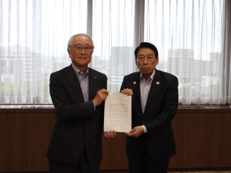 津田行政改革審議会会長に諮問書を交付する知事