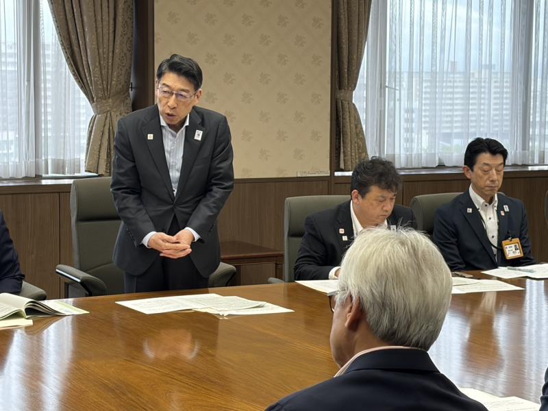 あいさつする知事