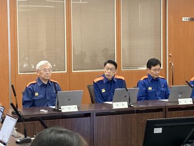 指示を出す知事