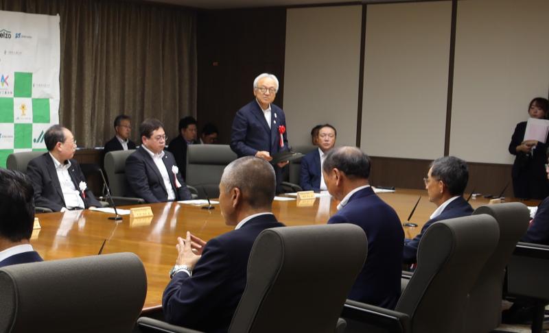 (写真)あいさつする議長