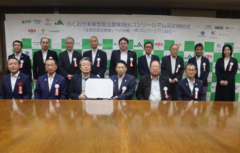 （写真前列左から）福岡県議会 吉田浩一農林水産委員会委員長、福岡県農業協同組合中央会 乗富幸雄会長、九州大学 石橋達朗総長、知事、株式会社安川電機 松浦英典副本部長、全国農業協同組合連合会福岡県本部 柳健二県本部長​（柳※右側が「夕」と「卩」）​ （写真後