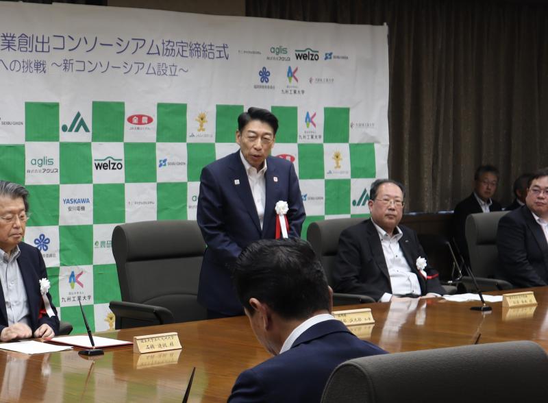 (写真)あいさつする知事