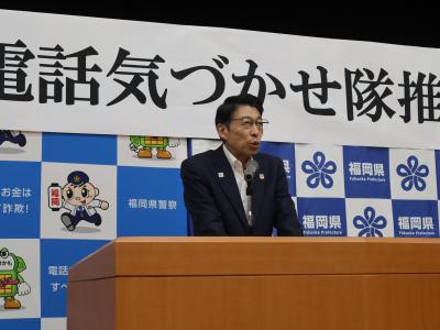 あいさつする知事
