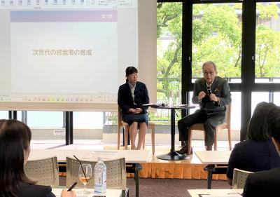 次世代の経営層の育成についてお話しされる谷川会長