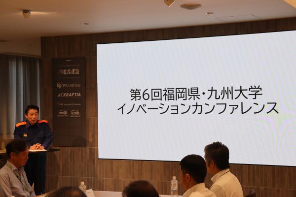 あいさつする知事