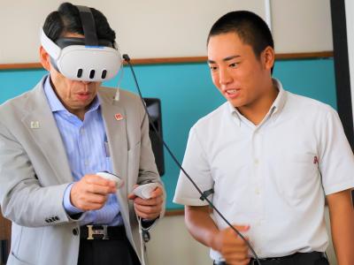 VRゲームを体験する知事1