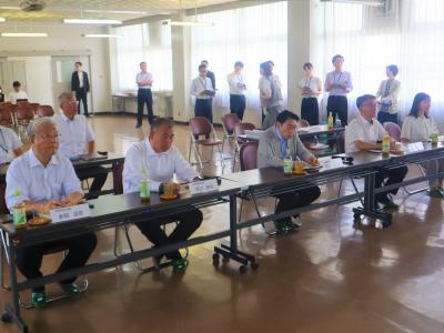 学校紹介を受ける様子