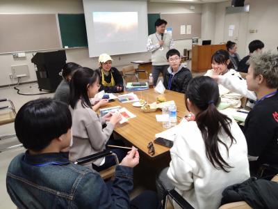 地元ハンバーガー店の皆さんを交えた グループワークの様子