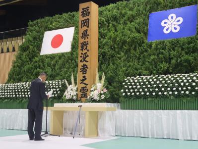 追悼の言葉を捧げる長瀬さん