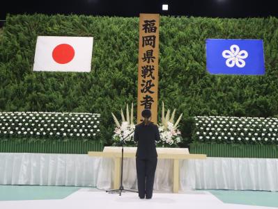 追悼の言葉を捧げる古沢さん