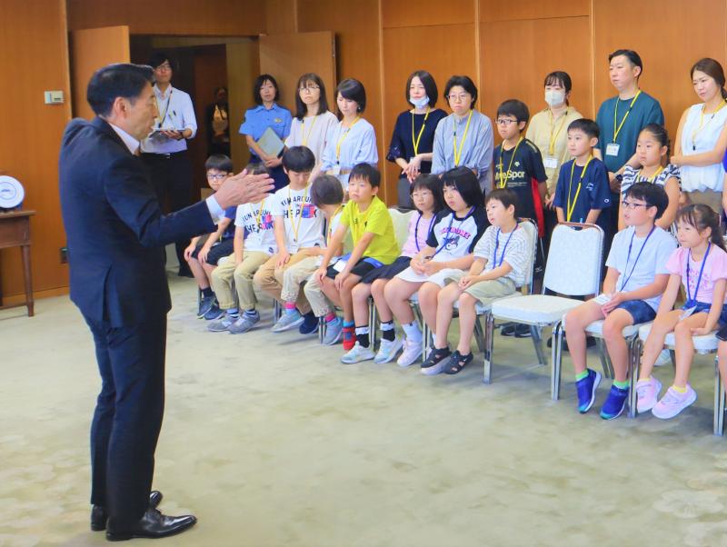 県庁の仕事について説明する知事