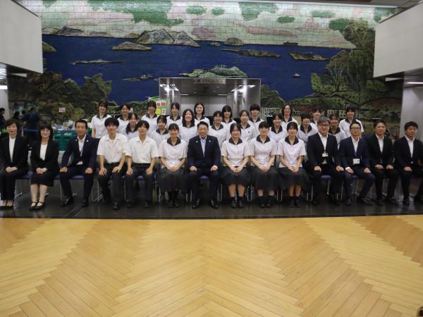 写真左から