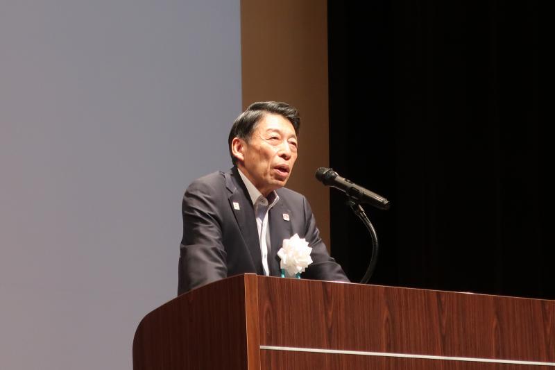 あいさつをする知事